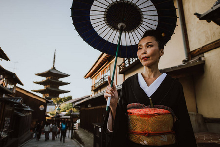 美丽的日本高级妇女走在村里。典型