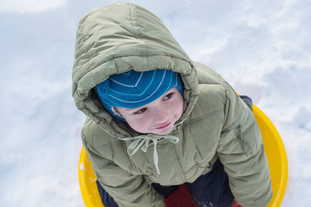 快乐的孩子在玩耍在雪堆里笑的冬装