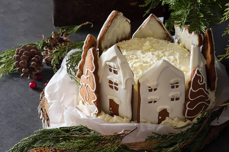 用生姜蜂蜜蛋糕装饰的房子。 圣诞故事。 深色背景