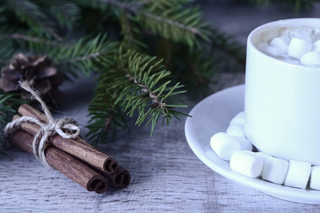 圣诞树上有棉花糖的咖啡节日暖化