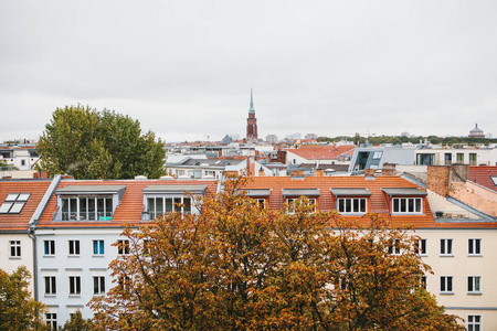 看法从高点到街道与大厦与树在柏林在德国。大城市的建筑