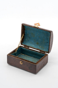 老式豪华木盒与黄金锁和手柄隔离