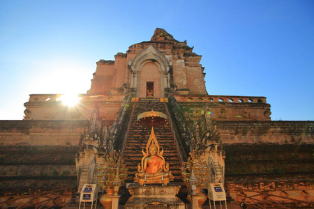 禅修佛像北泰风格艺术在清迈的一个旅游胜地寺庙