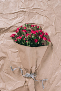 包装纸上美丽的玫瑰花束