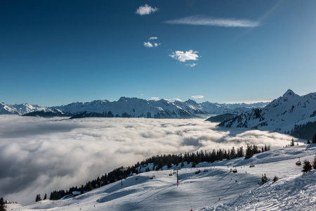 山顶上的积雪和山谷的雾气