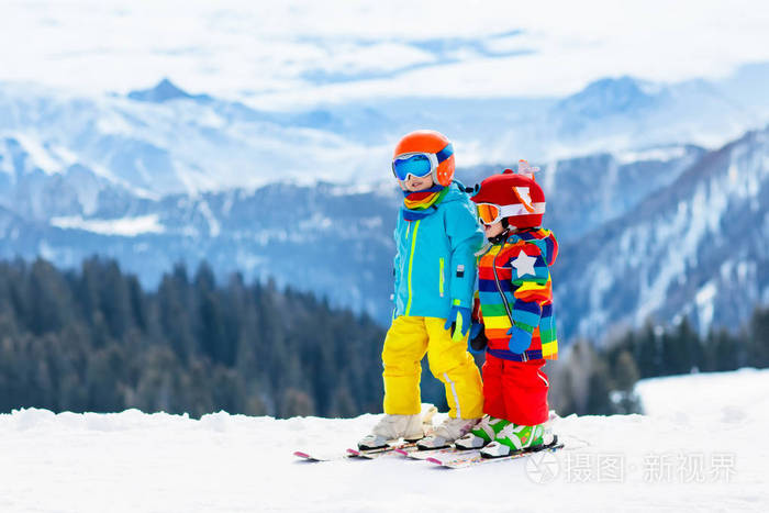 孩子冬季冰雪运动儿童滑雪家庭滑雪