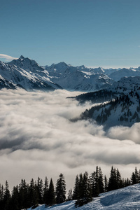 山顶上的积雪和山谷的雾气