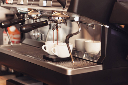 咖啡师咖啡馆咖啡厅准备和服务理念