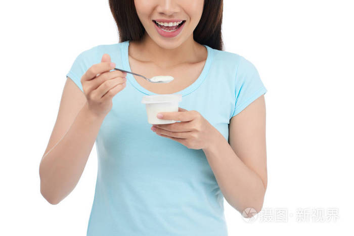 微笑的女人吃酸奶