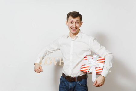 年轻的微笑的男子手持腋下木字的爱, 礼物盒与礼品隔离在白色背景。广告。St. 情人节, 国际妇女节, 生日, 节日概念