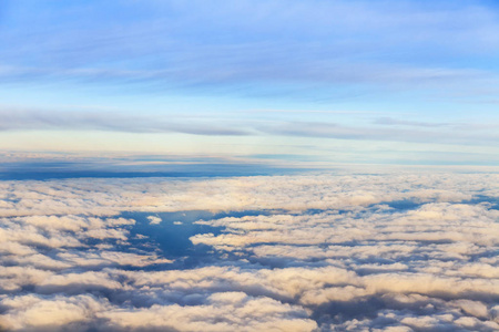 从高空飞行的飞机窗口看到天空和如画的云彩