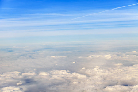 从高空飞行的飞机窗口看到天空和如画的云彩