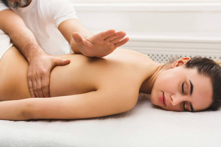 理疗室经典身体按摩照片