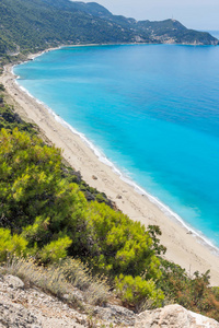 希腊爱奥尼亚群岛莱夫卡达，KokkinosVrachos海滩蓝色水域全景