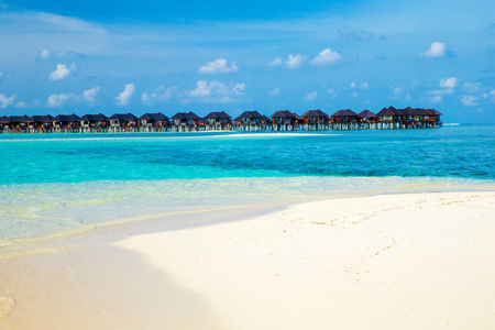 马尔代夫的热带海滩，有干净的海洋和蓝天