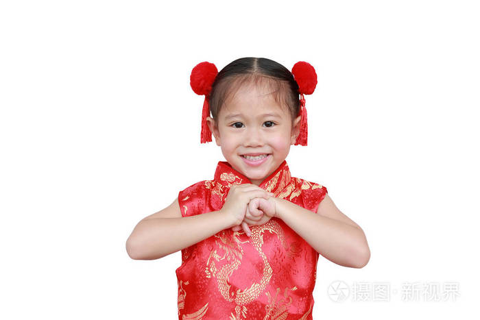 快乐的小亚洲女孩穿着红色旗袍,为中国新年庆祝问候手势,孤立在白色