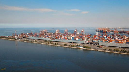 货物的工业港口鸟瞰图。马尼拉，菲律宾
