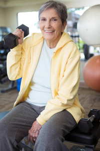 一个成熟的健康女性在健身房的肖像