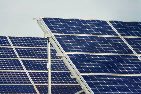 太阳能电池板在光伏电站农场未来创新能源理念蓝天背景捷克共和国