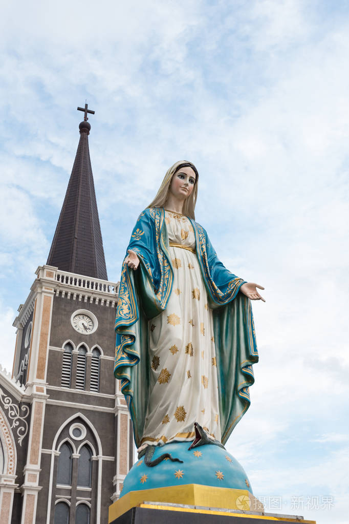罗马天主教教区前的圣母玛利亚