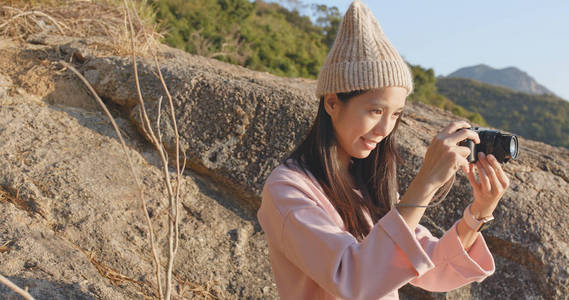 在室外海景拍照的女人图片