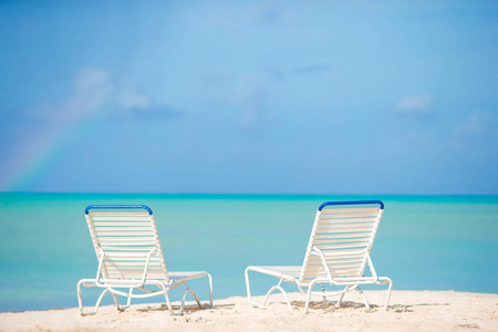 马尔代夫美丽的热带海滩上的白色休闲椅