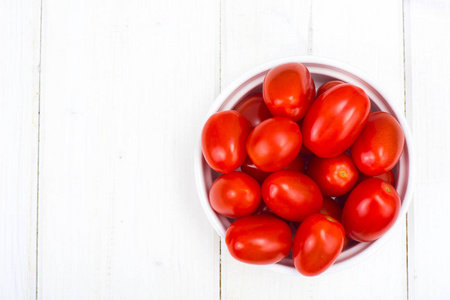 小红色成熟西红柿在碗在木桌, 顶部看法
