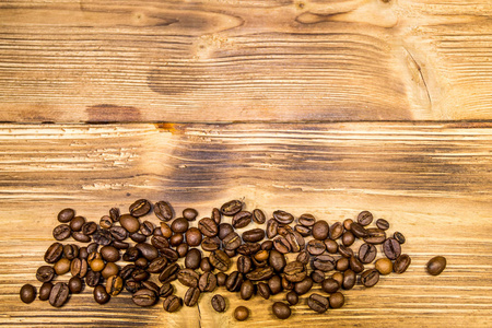 木制背景上的咖啡豆