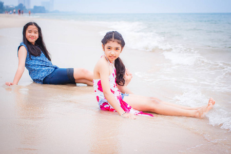 两个小女孩在海滩上
