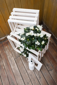 木箱上的白色花在锅里。 婚礼装饰。 老式婚礼构图
