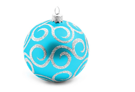 蓝色的圣诞玩具球，孤立的白色背景上