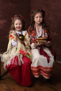 两个穿着漂亮俄罗斯服装的女孩迎接狂欢节