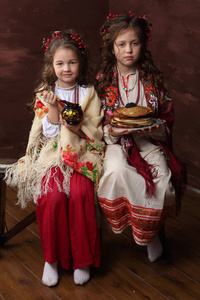 两个穿着漂亮俄罗斯服装的女孩迎接狂欢节