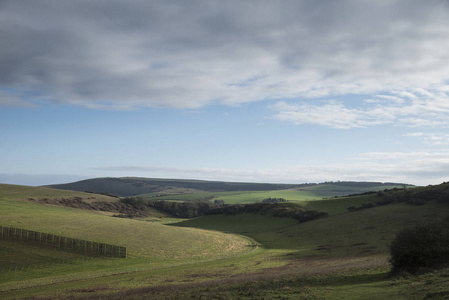 美丽的英国乡村景观横跨滚动绿色山