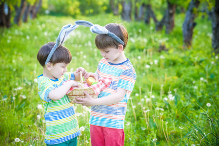 在盛开的复活节彩蛋上的孩子们春天花园。儿童枯萎