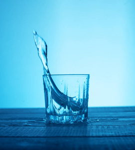 桌子上玻璃上的纯净水。饮料和 h 的概念
