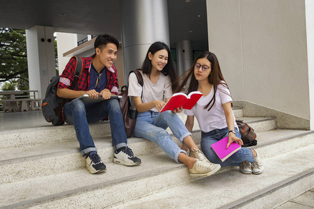 摆大学期间的亚洲青年学习小组