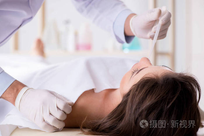 警方验尸官在太平间检查尸体尸体照片-正版商用图片11a86q-摄图新视界