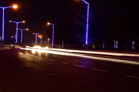 夜间在城市街道上的汽车灯光小径