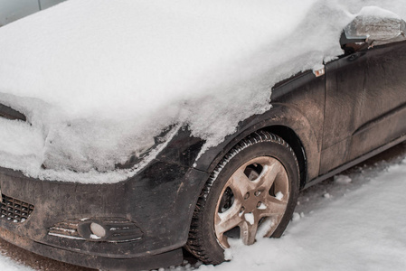 雪中的汽车, 覆盖着白色的雪堆