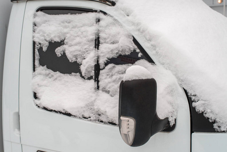 雪中的汽车, 覆盖着白色的雪堆