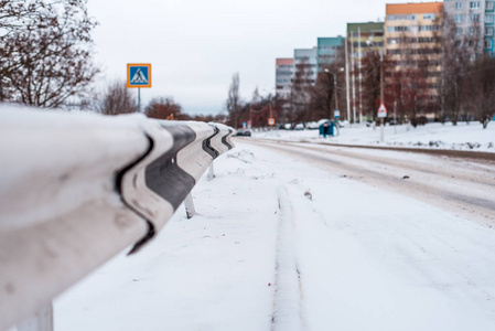 冬天在城市的道路上, 在被雪覆盖的房子的背景下, 有很多地板, 路上有雪, 路边都是城市的路边 