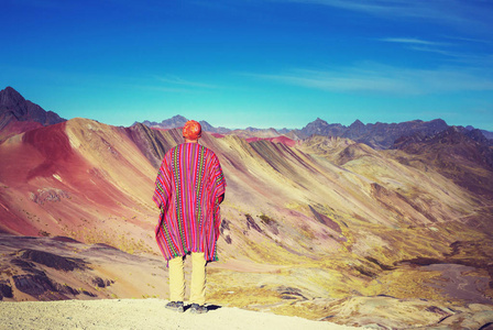 秘鲁维尼松卡库斯科地区的徒步旅行场景。 蒙大拿德西耶特科洛雷斯彩虹山。