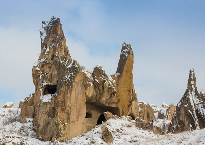 从土耳其安纳托利亚中部的一座山上挖出的古 Uchisar 洞穴镇和一座 Uchisar 的城堡。冬天时间与太阳