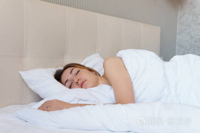 漂亮的小女孩在酒店的大床上醒来