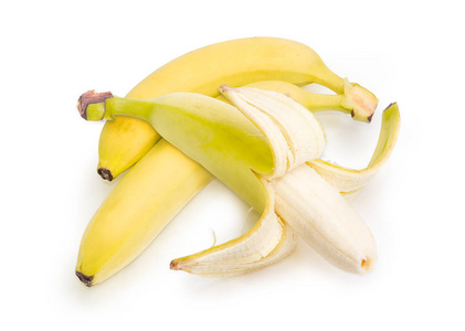一部分去皮和二颗没有剥皮香蕉在白色背景