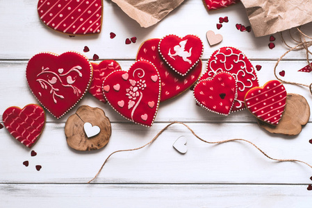 节日构图与红色釉面饼干纸片在木制木板背景为浪漫的一天。