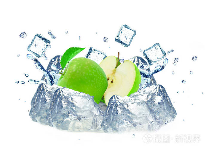 苹果泼水和冰隔在白色上