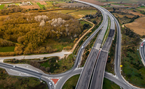 交通少的高速公路摄影天线