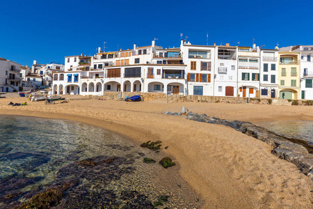 村庄里拉 de Palafrugell 西班牙的海岸 在冬天